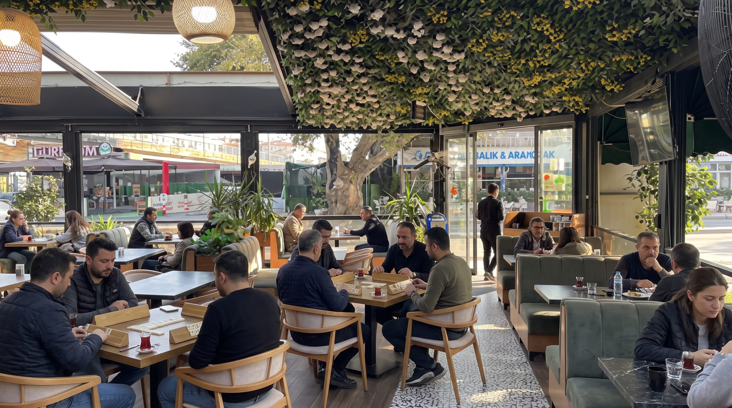 Maltepe Holly Hola Coffee’de arkadaş buluşması için dört kişilik okey masası