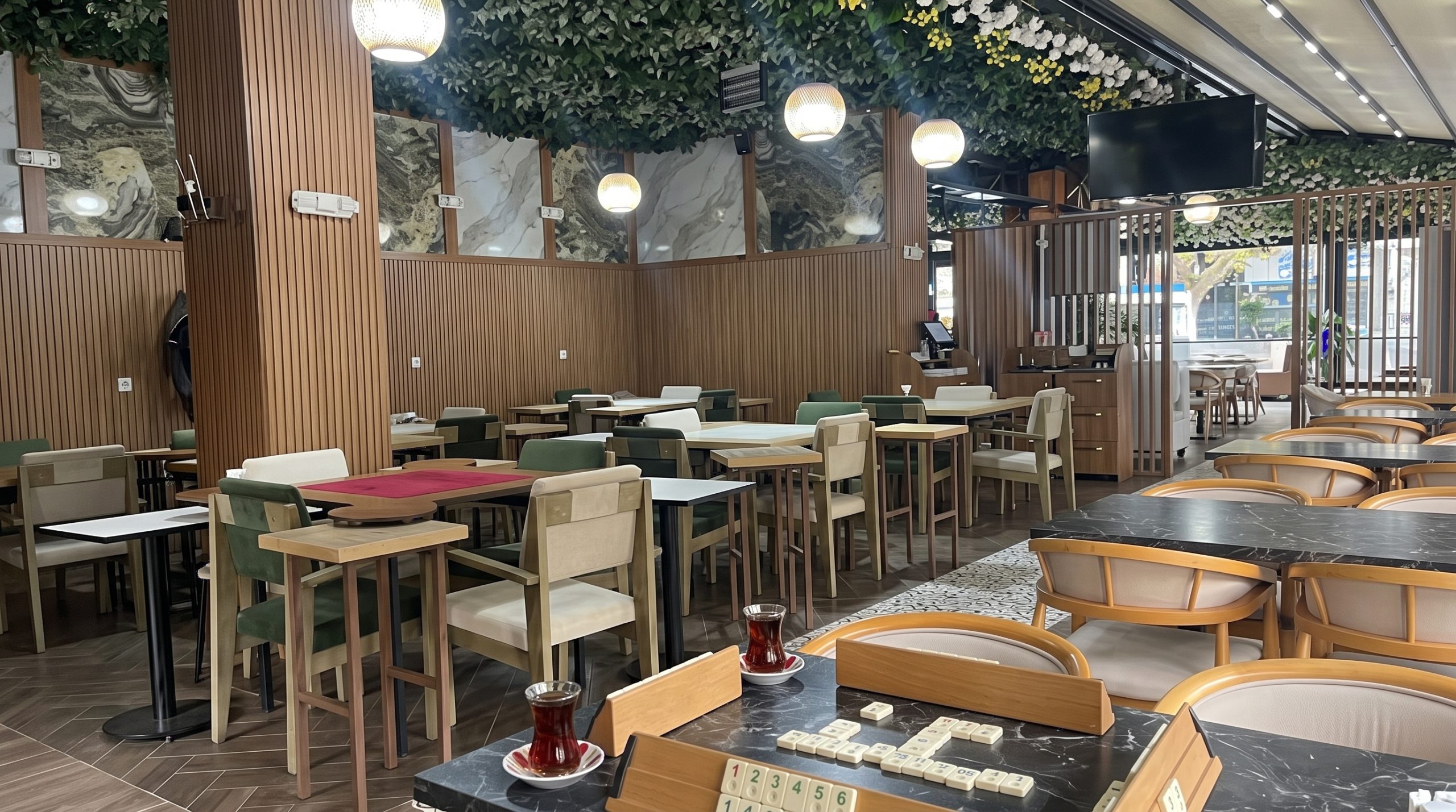 Maltepe Holly Hola Coffee’de gün ışığı alan okey masası ve oturma alanı